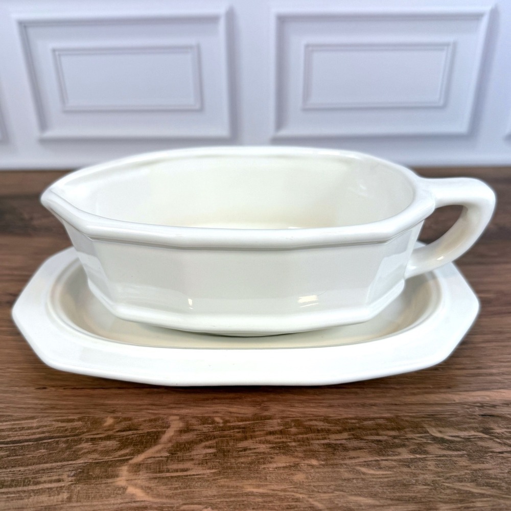 VTG Pfaltzgraff Heritage White Pattern Gravy Boat and Underplate